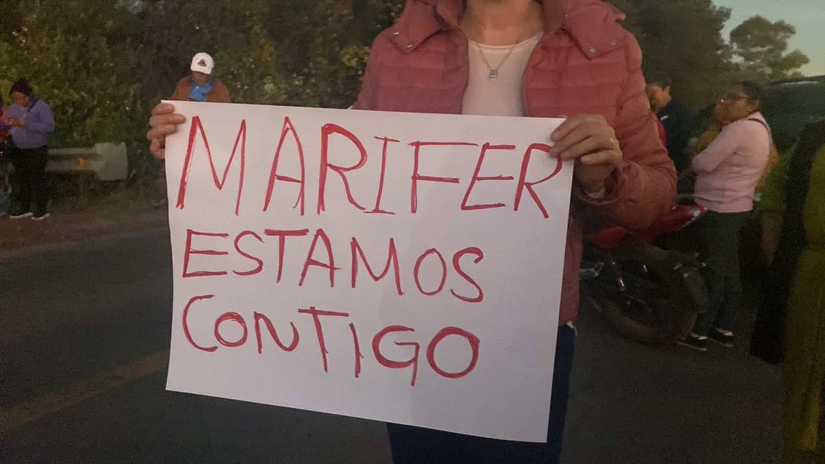 Univ_Edomex's tweet photo. 🔴 #Bloqueo en #Teotihuacán por desaparición de menor. 

Vecinos de #Atlatongo exigen la localización de una menor de 13 años, desaparecida desde el martes.

Impiden el paso vehicular de la #carretera #México-#Pirámides, afectando el tránsito en la región.

🚧 Piden células de búsqueda de Teotihuacán y #Acolman para acelerar la investigación.

Fotos especiales.