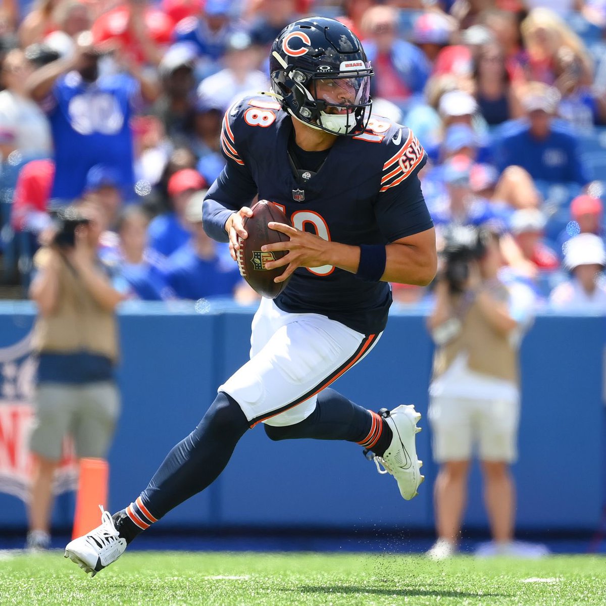 MLFootball's tweet photo. STAR BUDDING: #Bears rookie quarterback Caleb Williams against the NFC North in his last three weeks.

• 75 of 117
• 64% completion percentage
• 969 total yards 
• 827 passing yards
• 142 rushing yards
• ZERO turnovers
• 5 passing touchdowns 

👀

(h/t @Chicago_NFL) https://t.co/68OpAWfai7