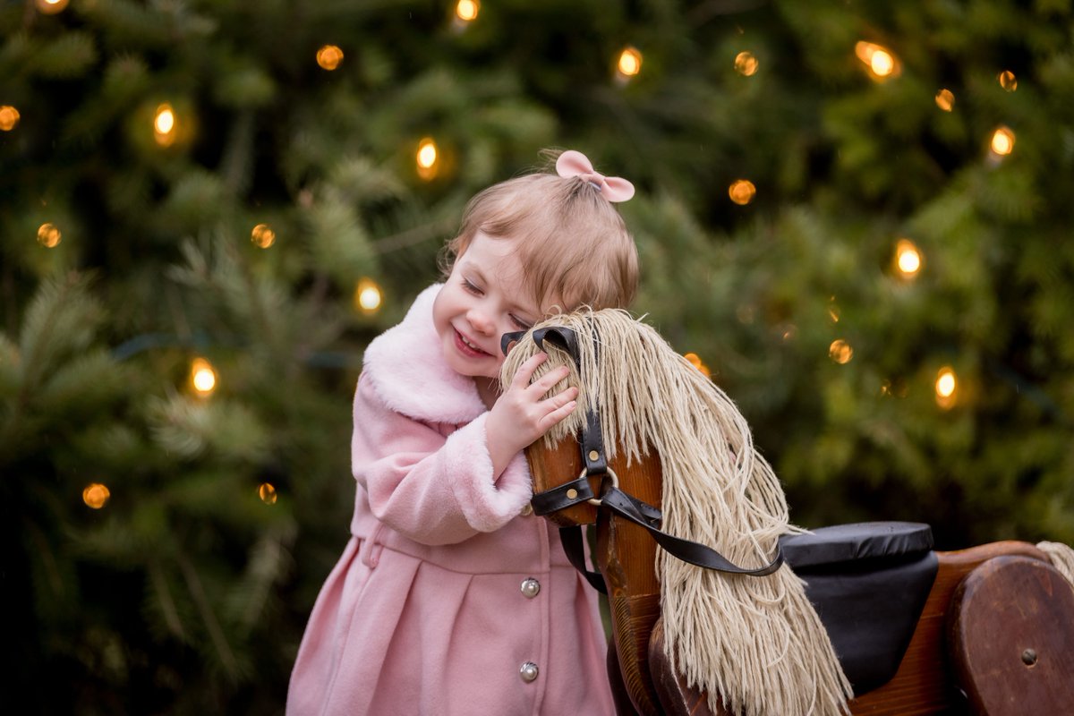 candidapplebc's tweet photo. Tree Farm Minis are HERE!  Here are a few teasers from last weekend!

It's not too late for your holiday photos!  We still have 2 spots open for this weekend!  Connect with us to snag one! https://t.co/WS0rOMOtt0