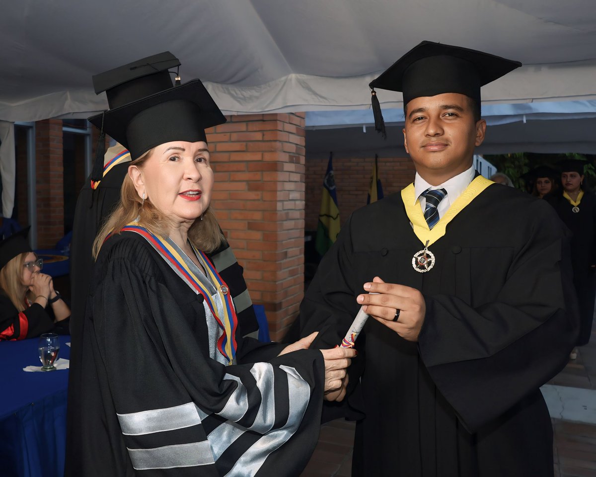 CiriloJunior12's tweet photo. Lo logré 🥹🧑‍🎓 https://t.co/nO1KHmmucG