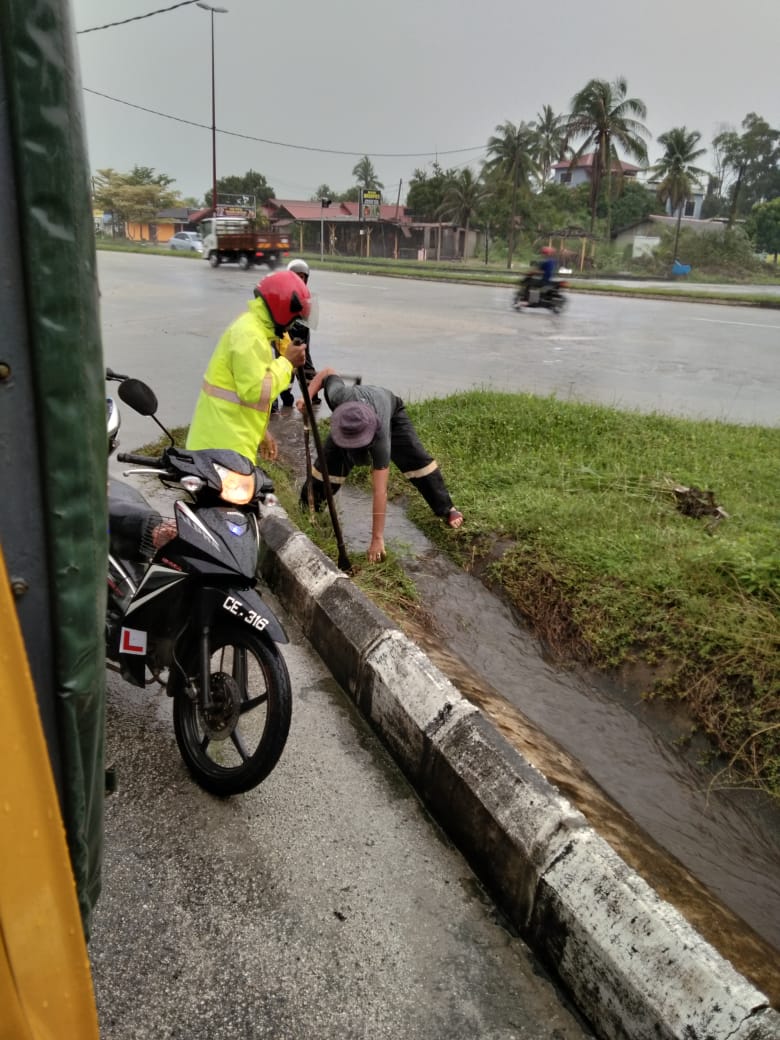 Kerja mengalirkan air yang bertakung di atas jalan di Jalan Padang Lalang - Tanjung Lumpur - Kg. Baharu (FT183) yang dilaksanakan secara tenaga Jabatan
<a href="/IrHafizah/">Hafizah</a> <a href="/AidaAmalinaAbd1/">Aida Amalina</a> <a href="/IPJKR_Official/">JKR Malaysia Rasmi</a> <a href="/JKRPAHANG/">JKR PAHANG</a>