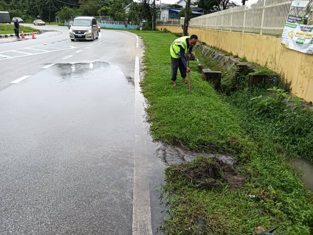 Kerja mengalirkan air yang bertakung di atas jalan di Jalan Haji Junid yang dilaksanakan secara tenaga Jabatan
<a href="/IrHafizah/">Hafizah</a> <a href="/AidaAmalinaAbd1/">Aida Amalina</a> <a href="/IPJKR_Official/">JKR Malaysia Rasmi</a> <a href="/JKRPAHANG/">JKR PAHANG</a>