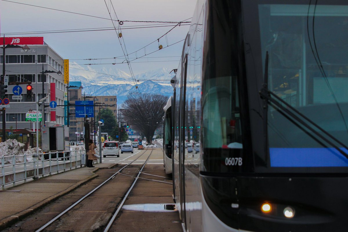 smooooch_25's tweet photo. 背景に広がるダイナミックな雪山が印象的な場所。
@mintetsu_photo 
#地方民鉄フォトコンテスト
#富山地方鉄道 https://t.co/wQfWdyzwco