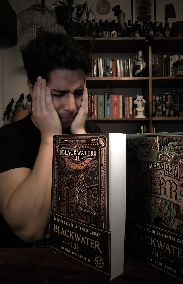 Leonmartinezlet's tweet image. El trauma de comprar libros desde la preventa y recibirlos impecables... En un periodo donde ni con brujería podrías tener tiempo para leerlos 💔... Y aún así ¡QUÉ EMOCIÓN!

#Blackwater #MichaelMcDowell #Literatura #Libros #Lectura #Leer