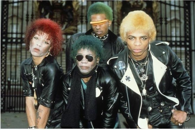 PunkRockStory's tweet photo. 46 years ago
Pure Hell, photographed in front of Buckingham Palace, London. November 1978. 

📸  Bob Gruen

Notes
Pure Hell and Death were the first all-black proto-punk/punk rock band before the Bad Brains.

#punk #punks #punkrock #punklegends #purehell #history #punkrockhistory https://t.co/3gIU2IoL81