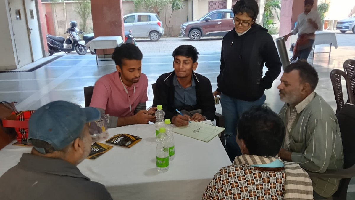 DharDipsita's tweet image. Our first free health camp in Delhi with JSA,DSF and STREET lab UofT for Gig and other outdoor workers. The most surprising thing is how normalised the pollution and its effects are. People are aware of what they are going through yet absolutely unaware of what can be done!