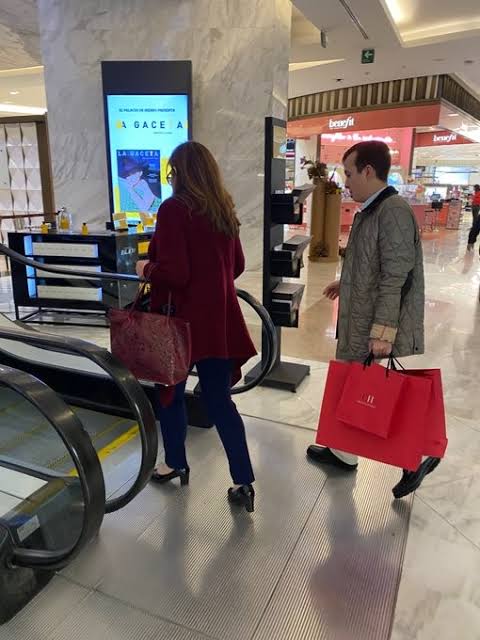 Los políticos de Morena nunca estuvieron peleados con la riqueza, lo que les enojaba era que ellos no eran ricos por pinches huevones.

Entonces, manipularon al pueblo para ellos poder ser los fifís: restaurantes de lujo, shopping, viajes en primera clase y mucho más.