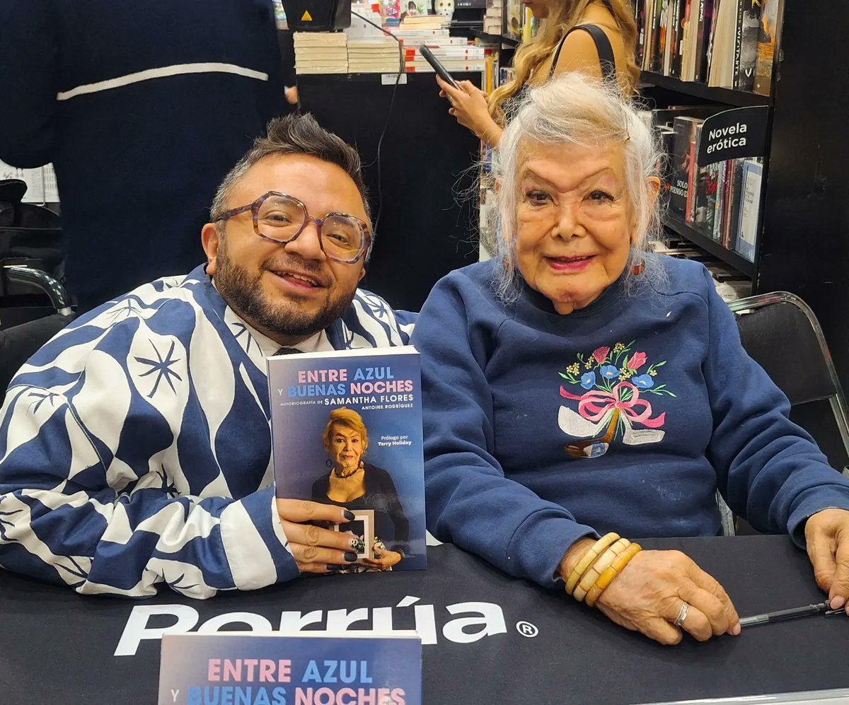 guzguevara's tweet photo. Hoy tuve la fortuna de acompañar a la admirada Samantha Flores en una de las presentaciones de su libro "Entre azul y buenas noches". ¡Muchísimas gracias por la invitación @Linisho_Fdez! ¡Gracias Samantha por compartirnos tus vivencias y memorias¡ ¡Ya leyéndolo! 📖 https://t.co/eKDnYQY1TC