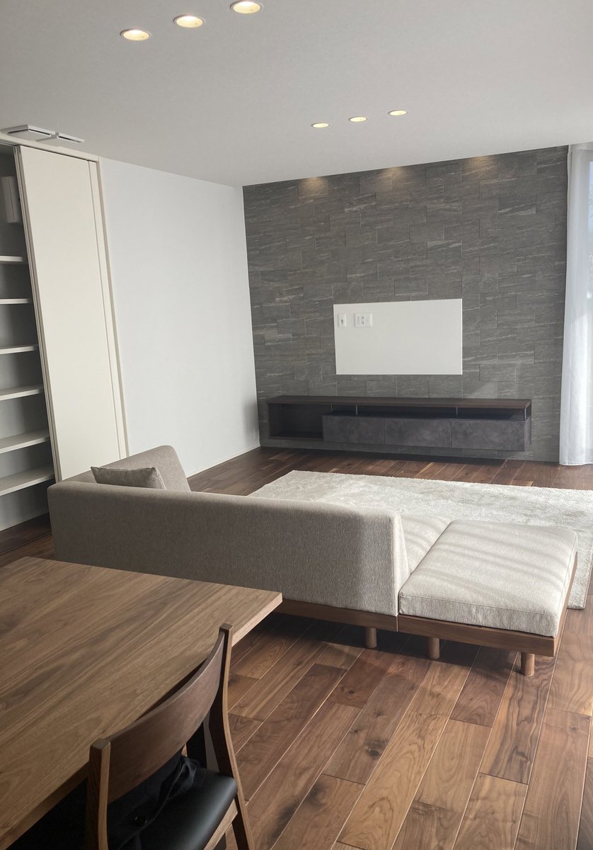 本日引渡し。
思い返せばあっという間の家づくりでした。
これからの新生活、楽しんでいきます。
壁掛けテレビは後日取り付け！