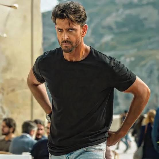 AlwaysBollywood's tweet image. Who got the best Good looking fierce warrior body??💪💪🔥

RT for #Prabhas 
Like for #HrithikRoshan