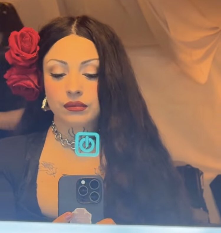 Regresó mi mujerrrrrrr con flores en la cabeza