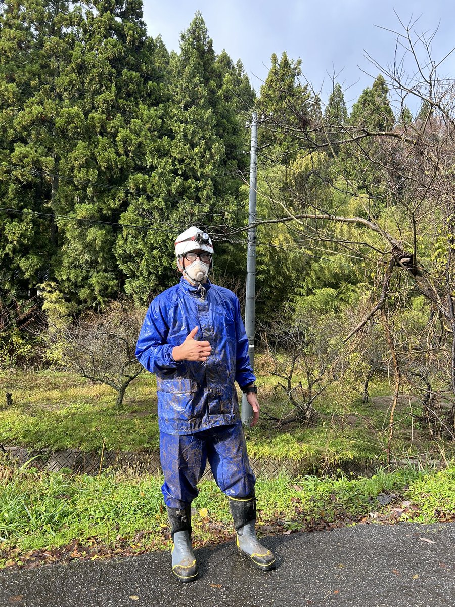 1110yoichi's tweet photo. 今月も 能登半島石川県輪島市に来たよ。
川の氾濫被害に遭われた 民家の床下は
外気温6℃ですが、意外と温かいです。

写真の右手親指を立てるのは
能登半島の形を表しています。 https://t.co/DQdw82fVmd