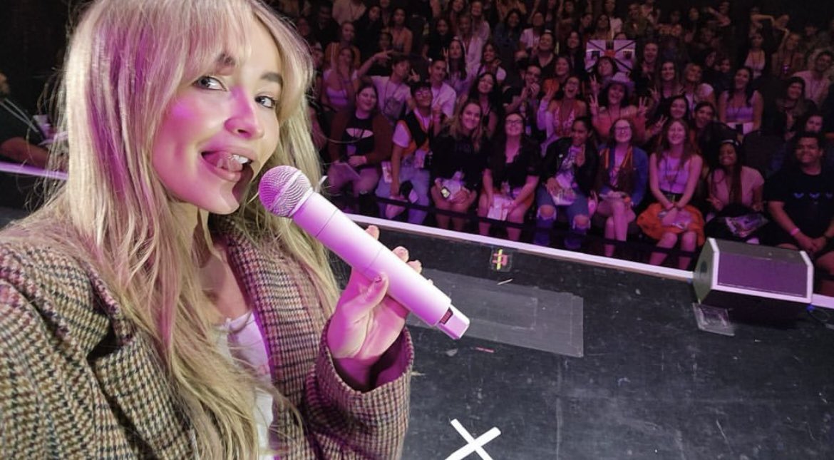 PopCultureRP's tweet photo. © 𝗣𝗼𝗽 𝗖𝘂𝗹𝘁𝘂𝗿𝗲 (#PopCultureRP)
Entertaiment › #EICSxTourRP› 𝗠𝘂𝘀𝗶𝗰!

News! 🗞️ ･ Read the 𝖺͟𝗋͟𝗍͟𝗂͟𝖼͟𝗅͟𝖾: 𝗡𝘆𝗿𝗮 𝗦𝗲𝘃𝗮𝘀𝘁𝘆𝗮𝗻 (@luxenscripts) selfies with fans after the soundcheck today in Orlando. https://t.co/PkdtKFSFhv