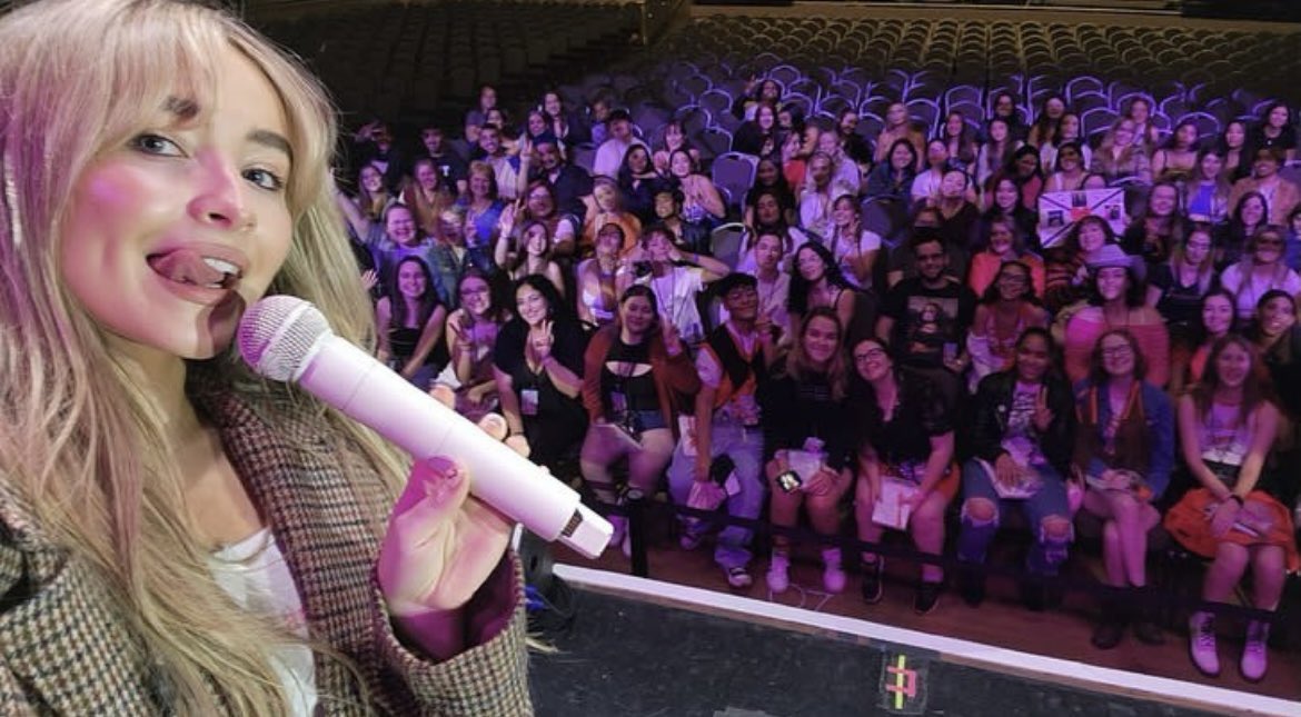 PopCultureRP's tweet photo. © 𝗣𝗼𝗽 𝗖𝘂𝗹𝘁𝘂𝗿𝗲 (#PopCultureRP)
Entertaiment › #EICSxTourRP› 𝗠𝘂𝘀𝗶𝗰!

News! 🗞️ ･ Read the 𝖺͟𝗋͟𝗍͟𝗂͟𝖼͟𝗅͟𝖾: 𝗡𝘆𝗿𝗮 𝗦𝗲𝘃𝗮𝘀𝘁𝘆𝗮𝗻 (@luxenscripts) selfies with fans after the soundcheck today in Orlando. https://t.co/PkdtKFSFhv