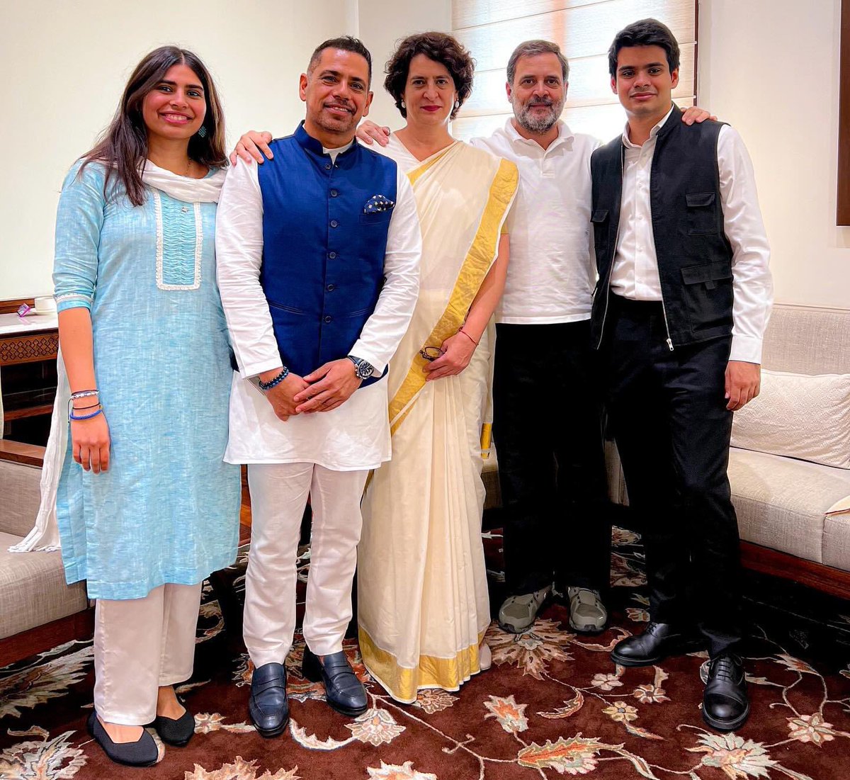 देश का भविष्य 
एक दिन आएगा जब ये सभी एक साथ संसद  के सदस्य होंगे क्योंकि इनके परिवार ने देश के लिए बहुत त्याग किया है।

सहमत हों तो रिट्वीट करें 
असहमत होने वाले चाहे जो करें।