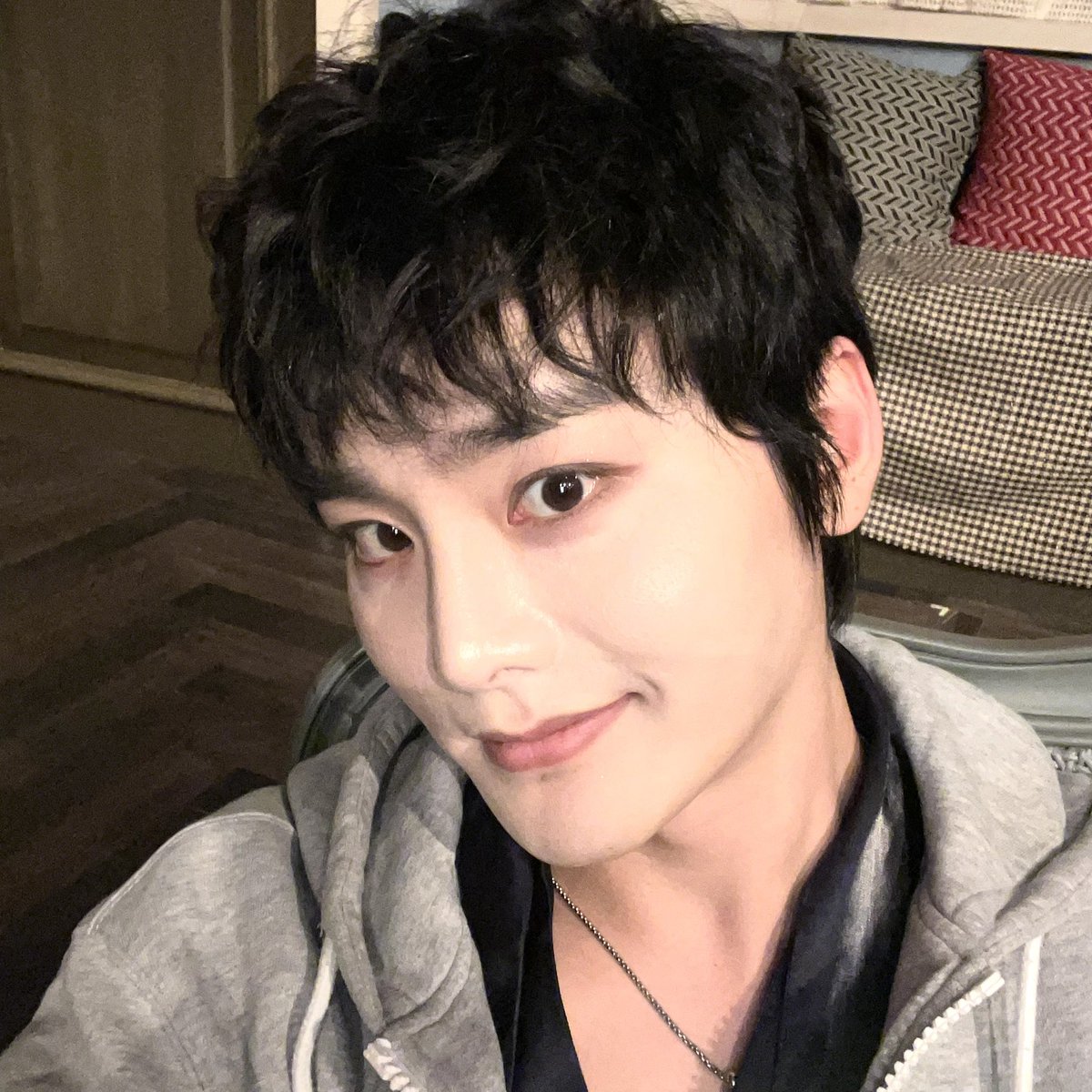 Vogue___jw's tweet photo. ❄️👑⛸️ https://t.co/7ZwXGF7fFx