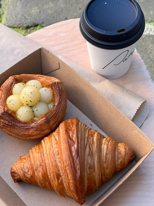 大きなパンとコーヒーの簡単な食事です