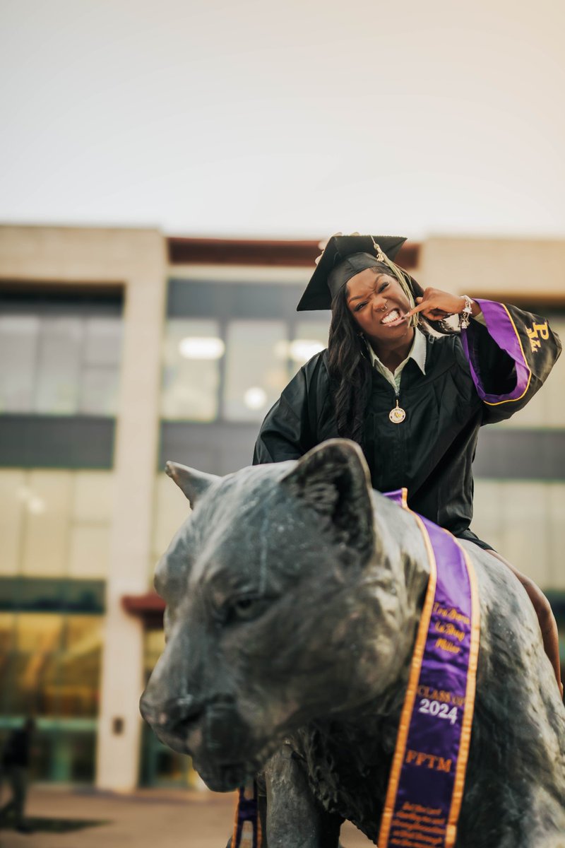 playaasstraa's tweet image. served my sentence . 💛💜 #PVGrad #GradSzn