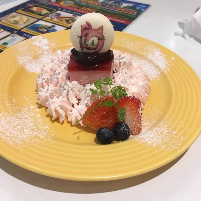 25周年の時にやってたコラボカフェの写真出すね 