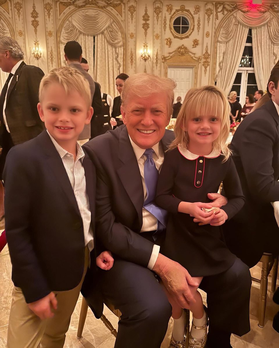 LaraLeaTrump's tweet photo. Super thankful for Grandpa, for so many reasons. 🙏🏽🇺🇸 you can stay that’s not pick them up. https://t.co/mIw9Rt1GBt