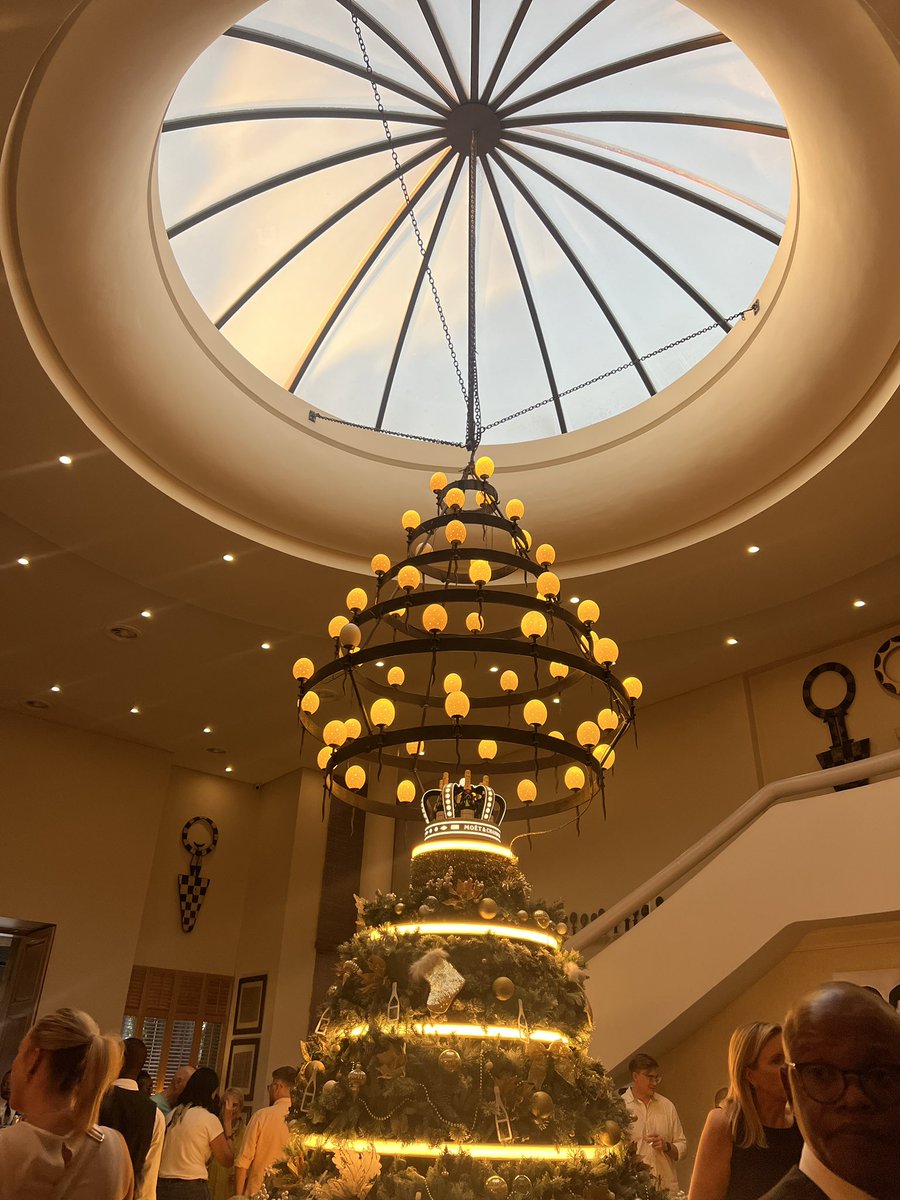 TsepangMolisana's tweet image. Good tidings to you and yours, from me and mine

A touch of gold at @thesaxonhotel @InMyKitchenPod @moetchandon 

#MoetMoment
#ToastwithMoet