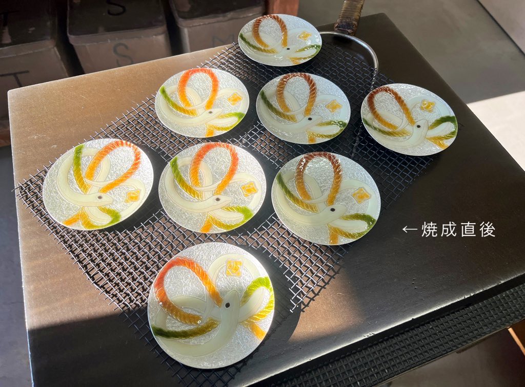 焼成直後は、もっと赤みがかって温かみのある秋っぽい色だと感じます