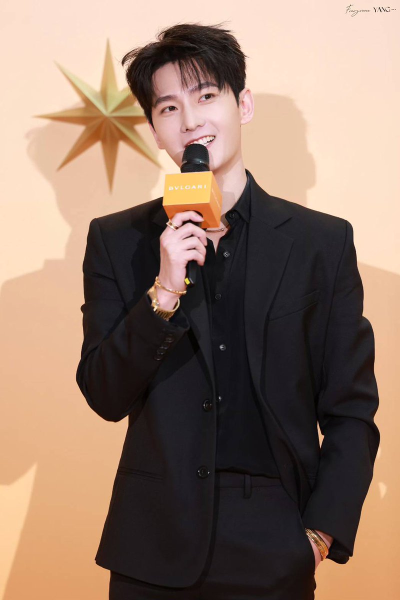 ยิ้มทีโลกหยุดหมุน หรือเราจะหยุดหายใจ
#YangYangxBvlgari 
BVL YANGYANG inSH