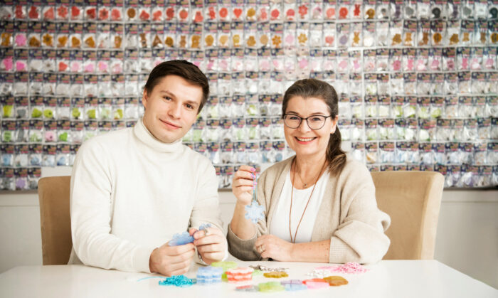 Invented by a Finnish farmer in 1963, the pedestrian reflector is still helping people stay safe all over the world. Pedestrians are difficult to see at night, but with a reflector, they can be seen 350 metres (380 yards) away!

finland.fi/business-innov…