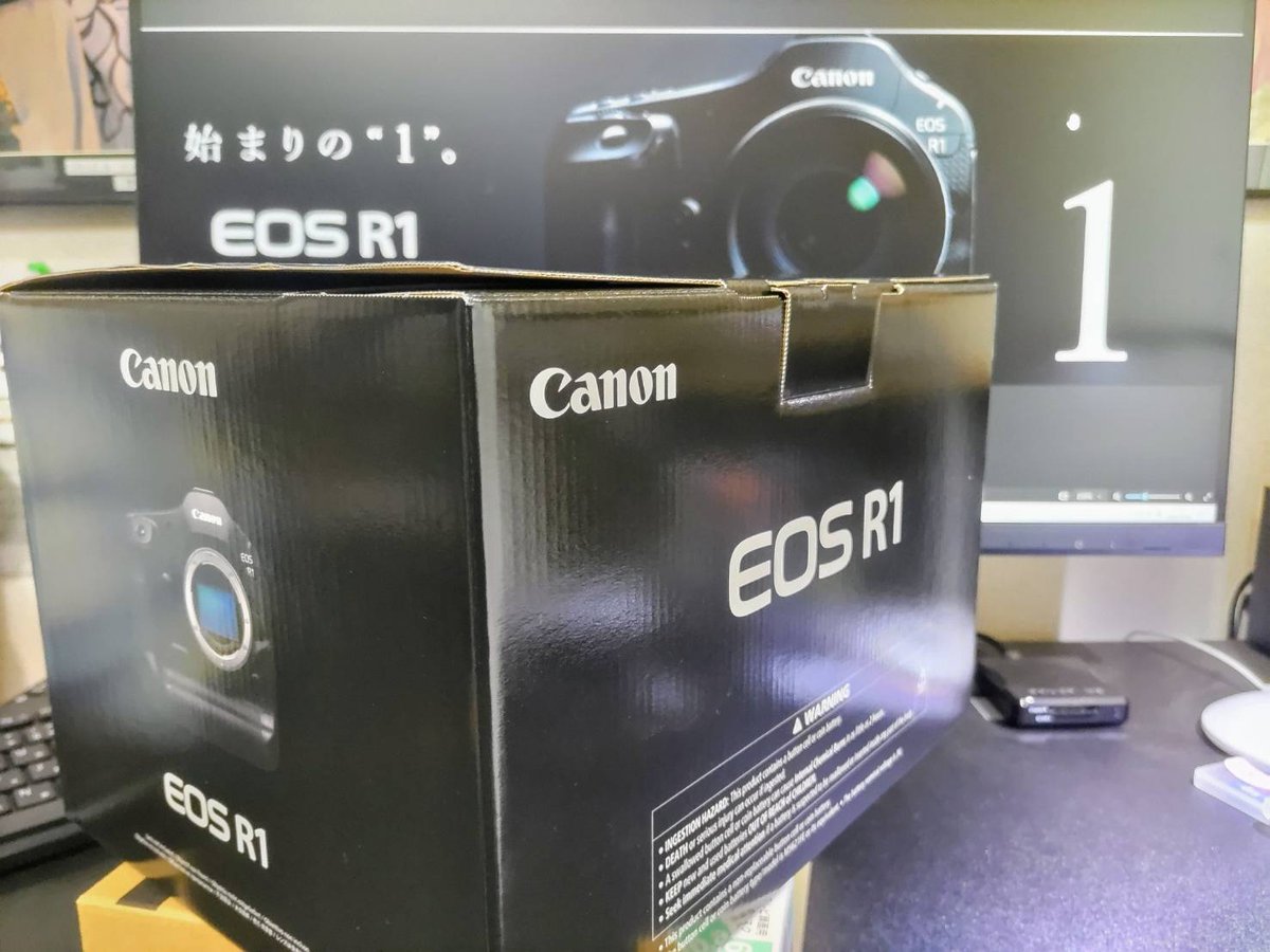 Ra20092769's tweet image. ☆待望のぉ～！ 待ちに待った！ …Cannon EOS 『 R-1 』本日発売、本日入手!!
半端ない！高価ぁ！　定価は…なんと！￥1,089,000-なり 笑( ﾟДﾟ)笑
さて私の「写心」も 始まりの　“ 1 ”。　から！
…開封の儀…(^^♪
＃R1 ＃キャノン  #Cannon　＃EOS