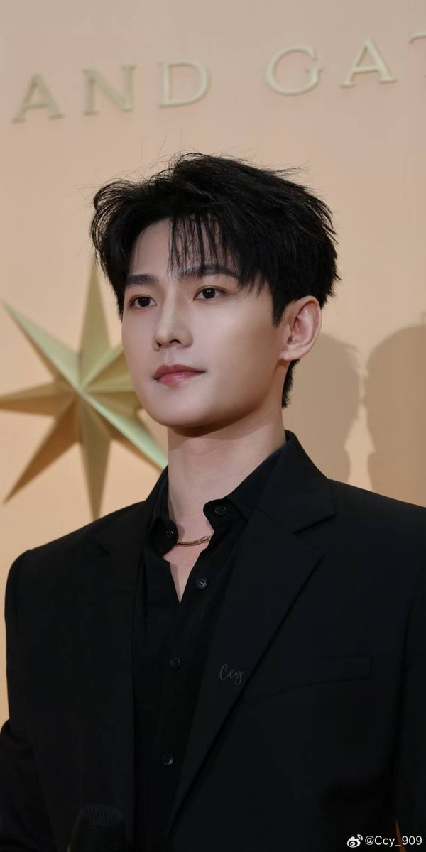 หล่อมากกกก หล่อที่สุดดด นี่ขนาดเขาบอกว่าตัวจริงหล่อกว่าในรูป ฉันนี่คลั่งรูปมายังไม่สุดอีกหรอออ
#YangYangxBvlgari 
BVL YANGYANG inSH