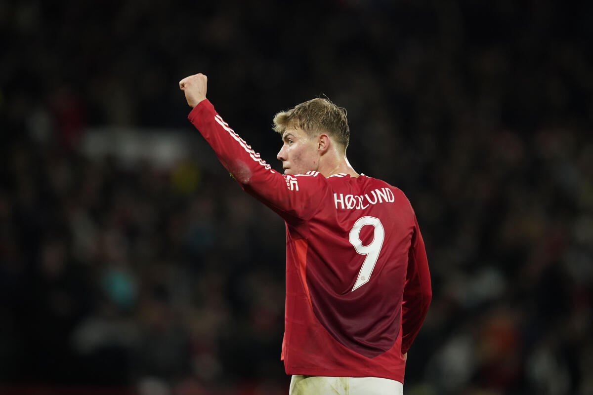 sportstarweb's tweet photo. 🔹 First win for Amorim as #MUFC manager
🔹 Brace + 1 assist for Rasmus Hojlund
Manchester United pulled off a comeback victory in the #UEL as it beat Norwegian team Bodø/Glimt 3-2 on Thursday.
Read: https://t.co/IcGfob6P6C | #MUNBOD