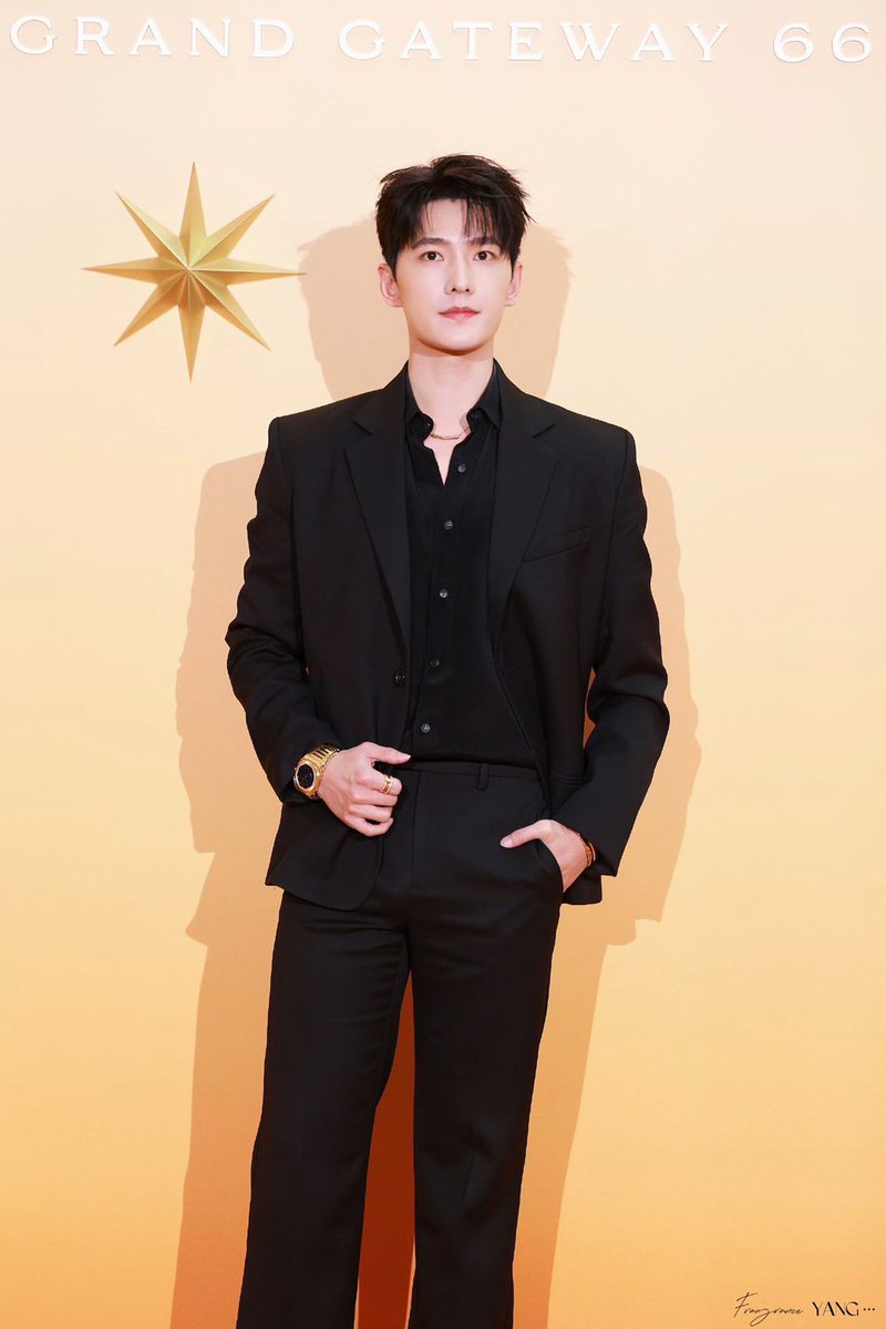 All black ที่ดี ~ หล่อมากกกกกกกกกกกกกกกกก

#YangYangxBvlgari 
BVL YANGYANG inSH