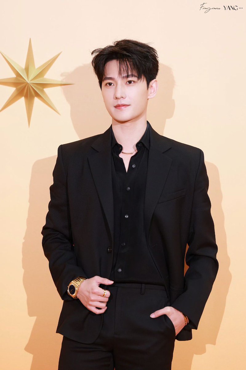 Pank_Blue's tweet photo. All black ที่ดี ~ หล่อมากกกกกกกกกกกกกกกกก

#YangYangxBvlgari 
BVL YANGYANG inSH https://t.co/YTD0yP5Z9e