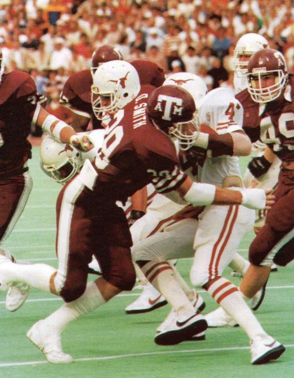 SWCfootballNow's tweet photo. 1983 The maroon pants with gray and white stripes! #SWCrivalry #LonestarShowdown https://t.co/IF3MLGBnjp