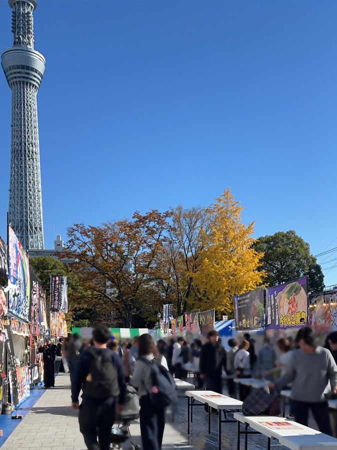 realJapanon's tweet image. 「ふるさと鍋グランプリ in すみだ」本日から開催！

平日にも関わらず、ここ隅田公園そよ風ひろばは、本日からスタートした鍋GPで多くの人で賑わっています。

お神輿の会場入りは、明日30日(土)から！

#tokyotokyo #souvenir #mukoujima #sumida #matsuri #mikoshi #experience #japanesefestival
