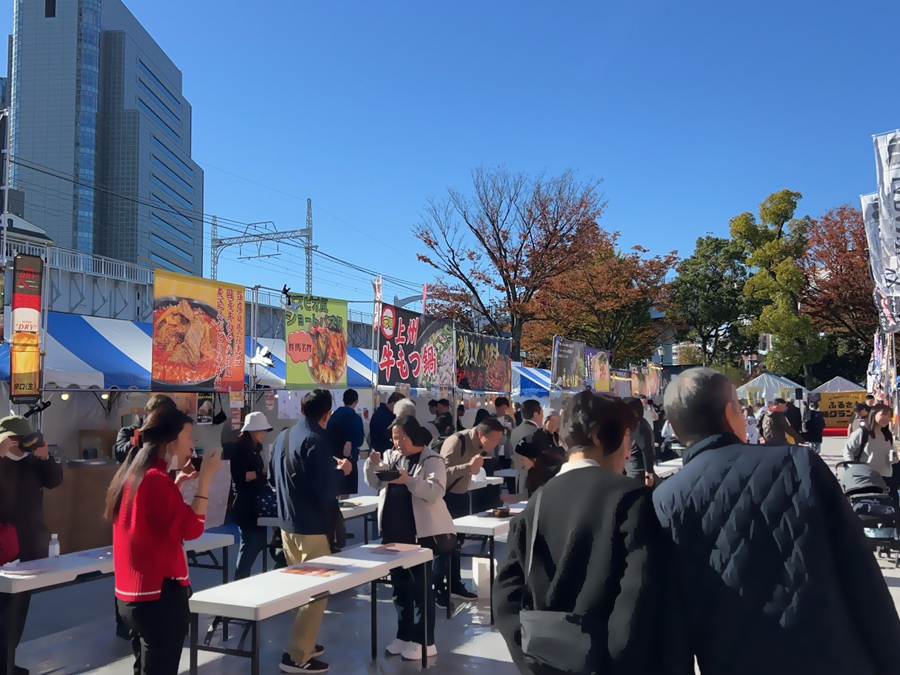 realJapanon's tweet image. 「ふるさと鍋グランプリ in すみだ」本日から開催！

平日にも関わらず、ここ隅田公園そよ風ひろばは、本日からスタートした鍋GPで多くの人で賑わっています。

お神輿の会場入りは、明日30日(土)から！

#tokyotokyo #souvenir #mukoujima #sumida #matsuri #mikoshi #experience #japanesefestival