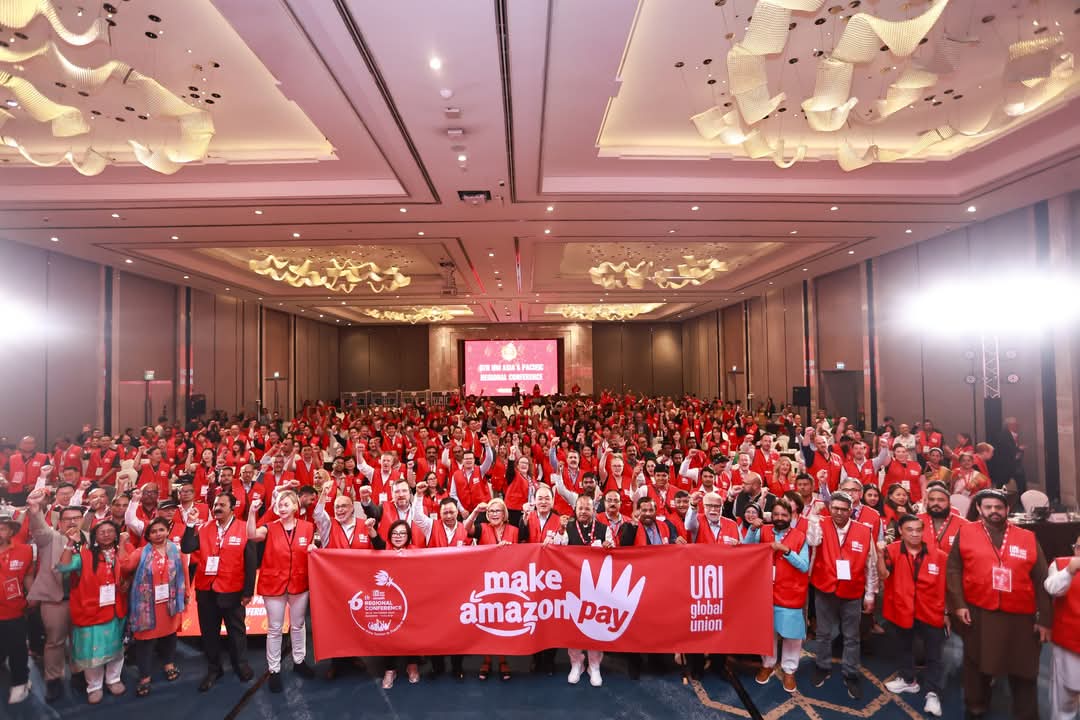 uniapro's tweet image. 📢Today on ##BlackFriday when you shop from #Amazon think of the climate &amp;amp; the lives of millions of #AmazonWorkers being looked down upon...

Make sure you remind yourself that #MakeAmazonPay is for the rights of our fellow workers across the🌏 demanding basic  human rights✊️