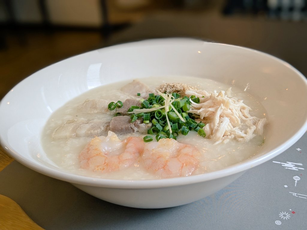 Pp1Zf1's tweet image. 今日のランチ。
寒かったので温かいものが食べたかったのです🍚
具材を3つチョイスできたので、
・塩漬け豚バラ
・エビ
・鶏ささみ
をチョイス。
塩漬け豚バラがめちゃ美味でした。
#ランチ #お粥 #テディのおかゆや #イリスロード