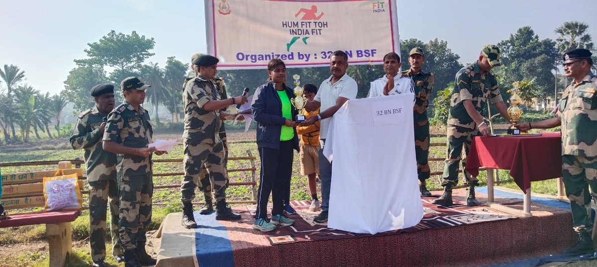 BSF_SOUTHBENGAL's tweet photo. 28.11.2024
#BSFRaisingDay Celebration

A 5 Km Run event under #FitIndiaHitIndia initiative organized by 32 BN BSF @BSF_SOUTHBENGAL.The event promoted bonding with border population &amp; encouraged youth participation in sports.Trophies &amp; certificates were given to winners.

#JaiHind https://t.co/Wo88rAptMp