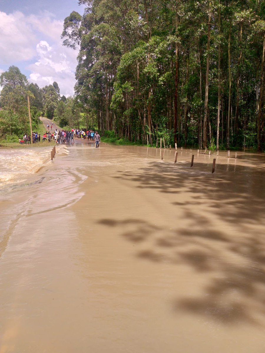 Early this morning, River Nyando burst its banks, displacing families from Kamidumbi and Panadol in Ahero, Kisumu County, who are now seeking refuge along the highway.

The Kenya Red Cross Action Team, in collaboration with the National and County Government, is on the ground