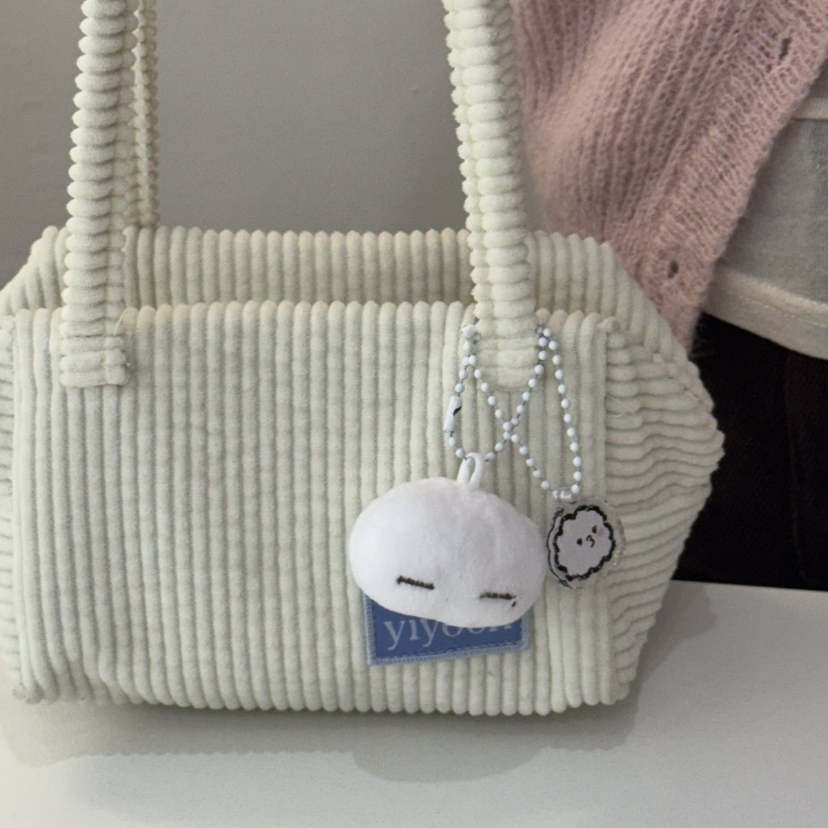 RT이벤트로 받은 뾰찌.. ෆ 
진짜 소중해 
이렇게 가방에 달고다니면 정말
매일매일 웃음나잖아 ς(>‿<.) 
귀여운 키링 제작해주셔서 감사합니다!! 🩵🩷