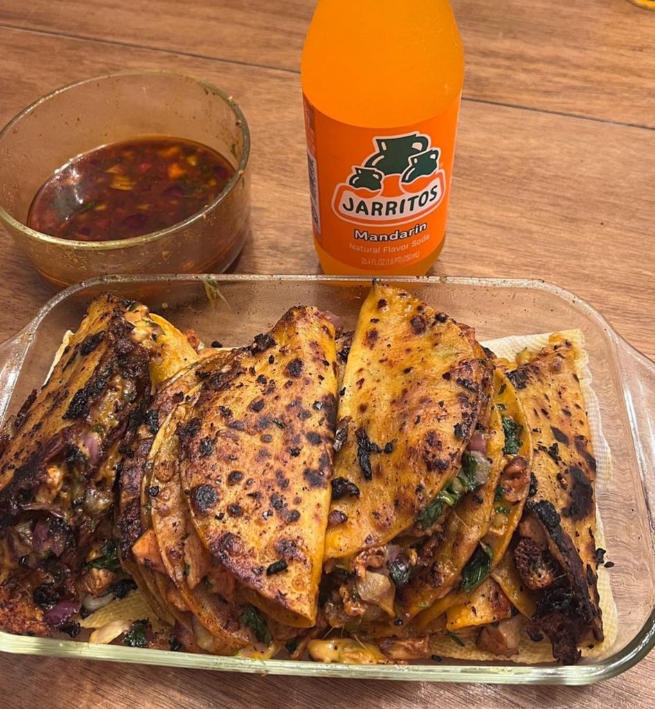 xlyaheard's tweet photo. @Jarritos Quesabirria tacos and a jarrito https://t.co/lRQAnSBWR5