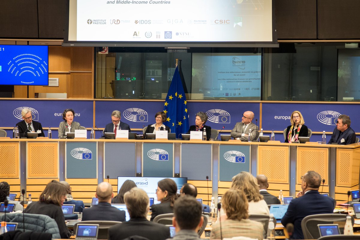 IRD.fr (@ird_fr) on Twitter photo 🇪🇺Lancement de l'alliance #ERASuD : décryptage sur les objectifs & spécificités de cette alliance avec Vincent Fautrel, représentant de l'#IRD auprès des instances européennes à Bruxelles & Obed Ogega, climatologue et responsable de programmes <a href="/AASciences/">African Academy of Sciences</a>.
ird.fr/interview-croi… 🇪🇺Lancement de l'alliance #ERASuD : décryptage sur les objectifs & spécificités de cette alliance avec Vincent Fautrel, représentant de l'#IRD auprès des instances européennes à Bruxelles & Obed Ogega, climatologue et responsable de programmes <a href="/AASciences/">African Academy of Sciences</a>.
ird.fr/interview-croi…