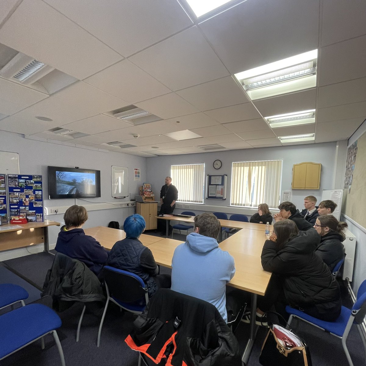 BlairgowrieSFRS's tweet image. ROAD SAFETY 🚗

S6 students at @BlairgowrieHS joined us to learn about road safety and what to do if they are first-on-scene ⛑️

👓 VR headsets gave a powerful look at the risks of reckless driving

Thanks to @PSOSTayside for sharing the New Drivers scheme 🚓

#SFRSInTheCommunity