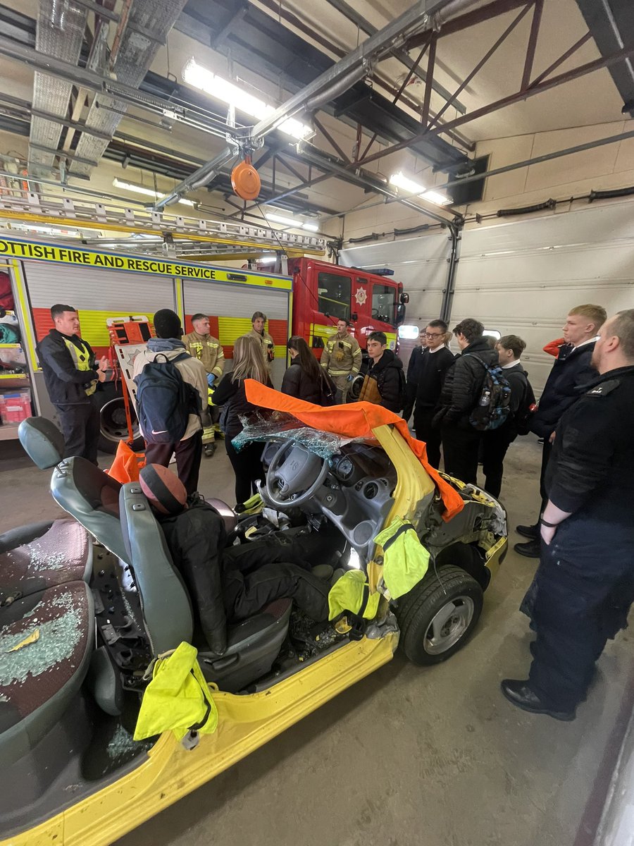 BlairgowrieSFRS's tweet image. ROAD SAFETY 🚗

S6 students at @BlairgowrieHS joined us to learn about road safety and what to do if they are first-on-scene ⛑️

👓 VR headsets gave a powerful look at the risks of reckless driving

Thanks to @PSOSTayside for sharing the New Drivers scheme 🚓

#SFRSInTheCommunity