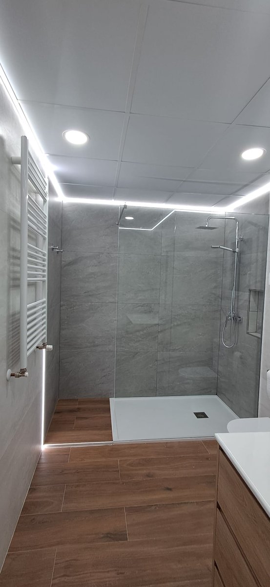 instajecal's tweet photo. 👉Mueble completo mod CERVINO 100, acabado roble natural, añadiendo al lateral el toallero, soporte para secador y plancha
👉Plato ducha 90x140 mod. AVILA blanco piedra
👉Grifería serie ART, columna ducha y monomando lavabo
👉Iluminación con su tira led y downlights led blanco https://t.co/9VMdFbxmvb