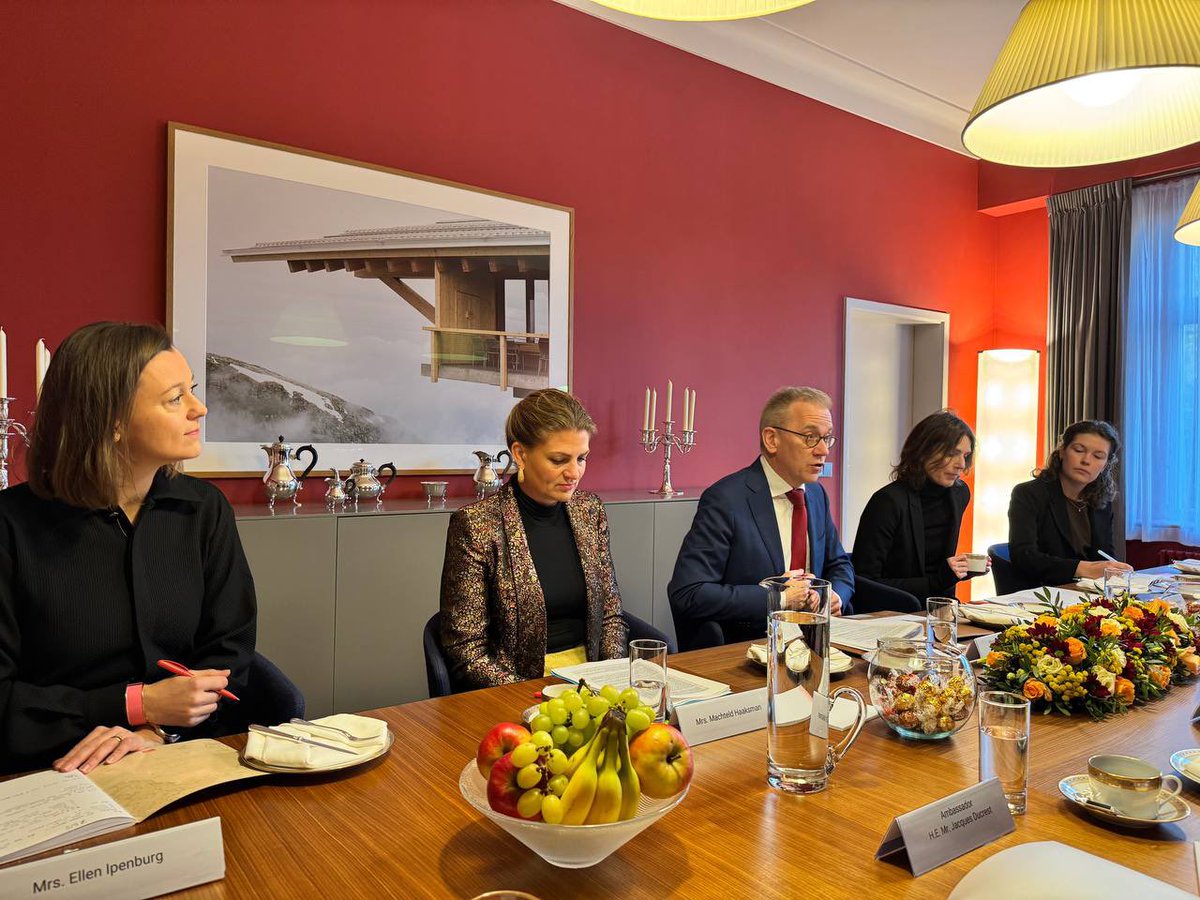 En déplacement aux Pays-Bas 🇳🇱, j'ai signé avec le ministre de l’Éducation Eppo Bruins <a href="/MinisterOCW/">Gouke Moes</a> un Memorandum of Understanding visant à promouvoir les échanges dans les domaines de la science, de la recherche, de la technologie, de l'innovation et de la formation.