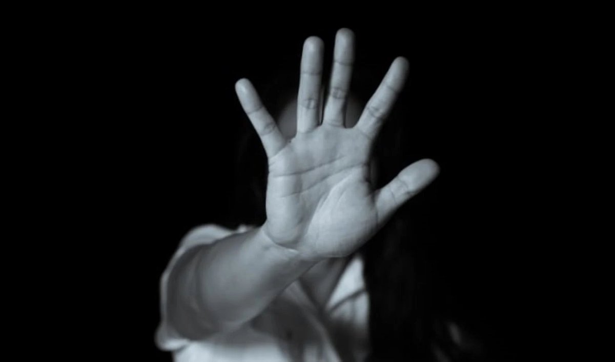 1 yıldır fuhuşa zorlanan 2007 doğumlu kız çocuğu savcılığa ifade verdi:

"Kızlar, günde 150 ila 180 kişiyle birlikte oluyor. 150-180 kızların yalvar yakar düşürdüğü rakamlar. Talep 300-400 arası. 150-180 kızların ben artık bu işi yapabilecek durumda değilim dediği rakam."