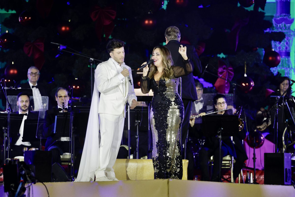 LpaCultura's tweet photo. La Navidad ha llegado a #LPGC

Rescatamos instantes de un concierto de bienvenida que emocionó con la selección de temas, las gran voz de Blas Cantó, el sonido impecable de la Banda Sinfónica y una nómina de artistas e intérpretes de incontestable talento
#BrillaLaNavidad https://t.co/BwPvHeYRTA