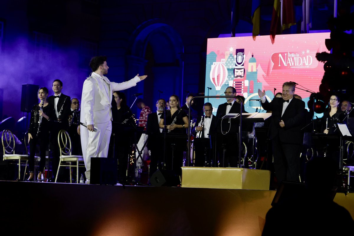 LpaCultura's tweet photo. La Navidad ha llegado a #LPGC

Rescatamos instantes de un concierto de bienvenida que emocionó con la selección de temas, las gran voz de Blas Cantó, el sonido impecable de la Banda Sinfónica y una nómina de artistas e intérpretes de incontestable talento
#BrillaLaNavidad https://t.co/BwPvHeYRTA
